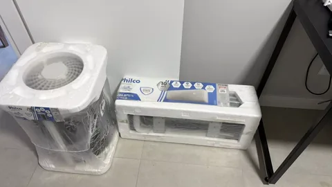 Unidades interna e externa Philco novas, ainda em isopor e plástico de fábrica, 9.000 BTU/h, sobre piso de cerâmica