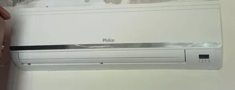 Unidade interna split Philco branca com friso prateado horizontal, visor digital no canto inferior direito e saída de ar na parte inferior